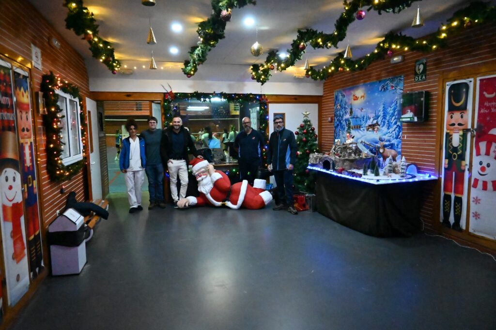 EL SERVICIO MUNICIPAL DE DEPORTES DECORA LA ENTRADA DEL PABELLÓN “MANUEL LÓPEZ SOLER” PARA LAS FIESTAS NAVIDEÑAS