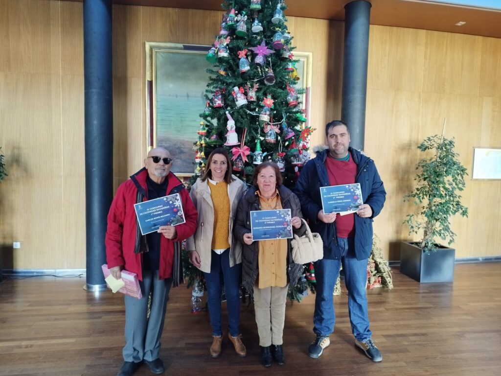 EL AYUNTAMIENTO HACE ENTREGA DE LOS PREMIOS DEL IV CONCURSO DE FACHADAS NAVIDEÑAS