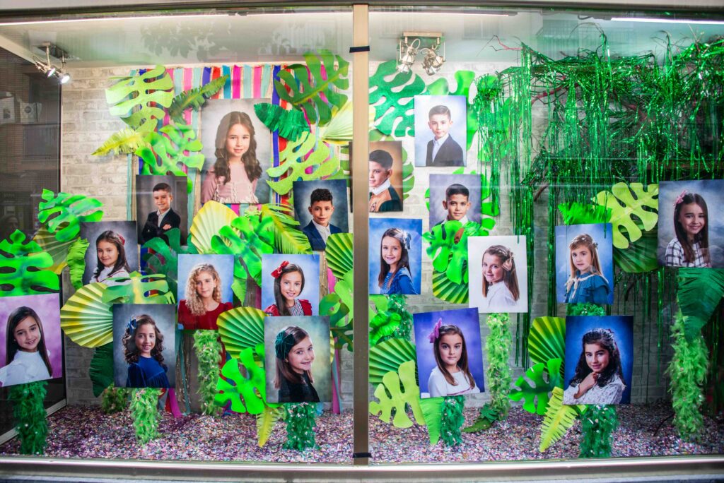 PRESENTADOS LOS ESCAPARATES CON LAS FOTOS DE LAS REINAS Y LAS CORTES DE HONOR DEL CARNAVAL DE ISLA CRISTINA 2024