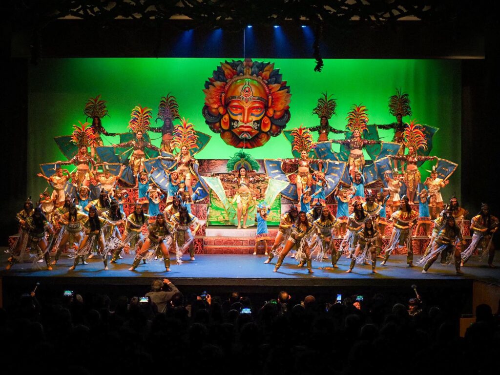 ESPECTACULAR SHOW PROTAGONIZADO POR LAS REINAS DEL CARNAVAL Y SUS CORTES DE HONOR DEDICADO A LA CULTURA QUETZAL