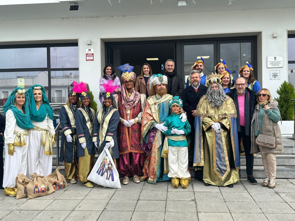 LOS REYES MAGOS ISLEÑOS VISITAN EL AYUNTAMIENTO DONDE SON RECIBIDOS POR LAS AUTORIDADES
