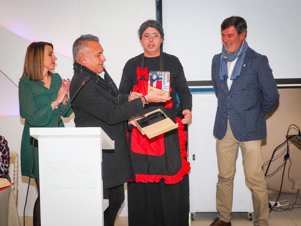 LA FEDERACIÓN ISLEÑA DE PEÑAS Y ASOCIACIONES DE CARNAVAL, FIPAC, ENTREGA EL PREMIO ‘PATITAS’, A TÍTULO PÓSTUMO, A ÁNGEL DE LOS SANTOS ACOSTA “EL POLLO”