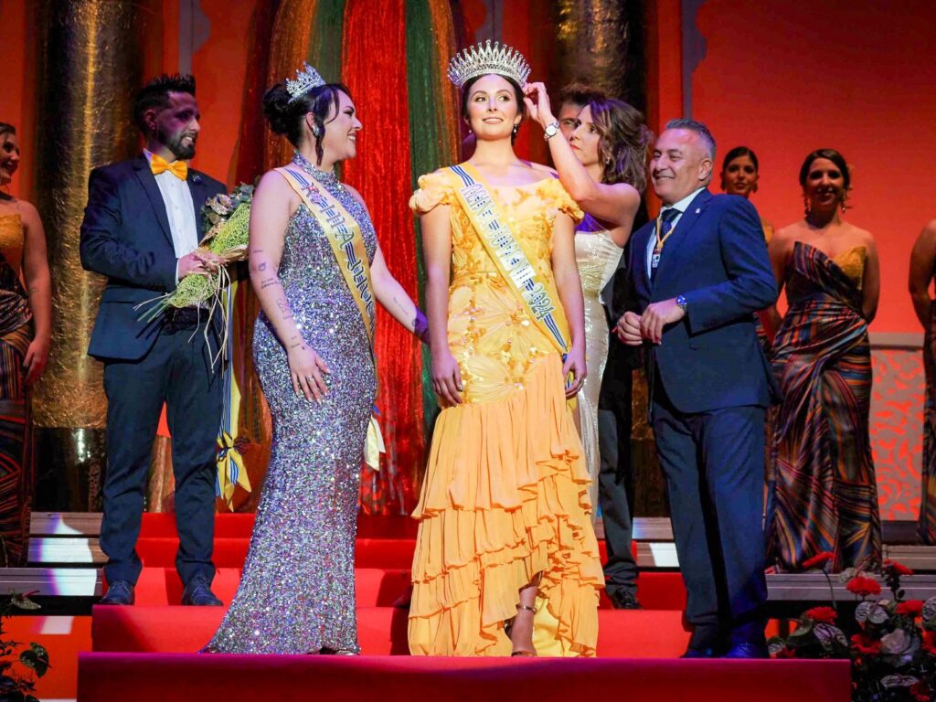 LAS REINAS DEL CARNAVAL DE ISLA CRISTINA 2024, SOFÍA MÁRQUEZ Y LA PEQUEÑA NOA ORIA, YA LUCEN SUS RESPECTIVAS CORONAS