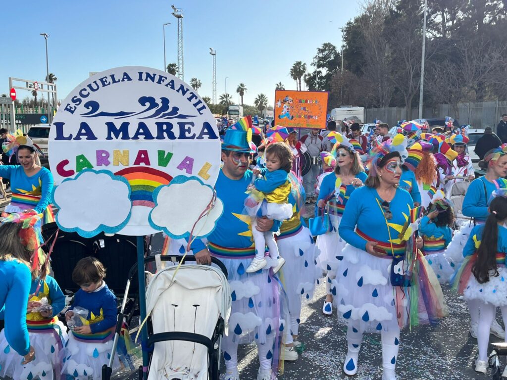 LOS NIÑOS Y NIÑAS ISLEÑOS, VUELVEN A TOMAR PROTAGONISMO EN LA MULTITUDINARIA CABALGATA INFANTIL DE DISFRACES
