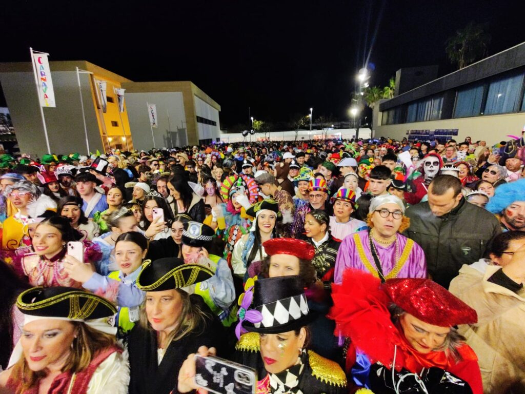 TRAS LA FINAL DEL CONCURSO DE AGRUPACIONES, ISLA CRISTINA VIVE YA SU ‘CARNAVAL DE CALLE’