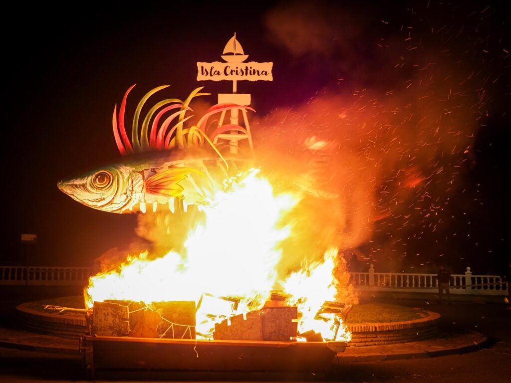 ISLA CRISTINA CELEBRÓ EL MIÉRCOLES DE CENIZA CON VISTOSOS DESFILES DE VIUDAS LLORONAS Y LA QUEMA DE LA SARDINA COMO PROTAGONISTAS DE LA JORNADA
