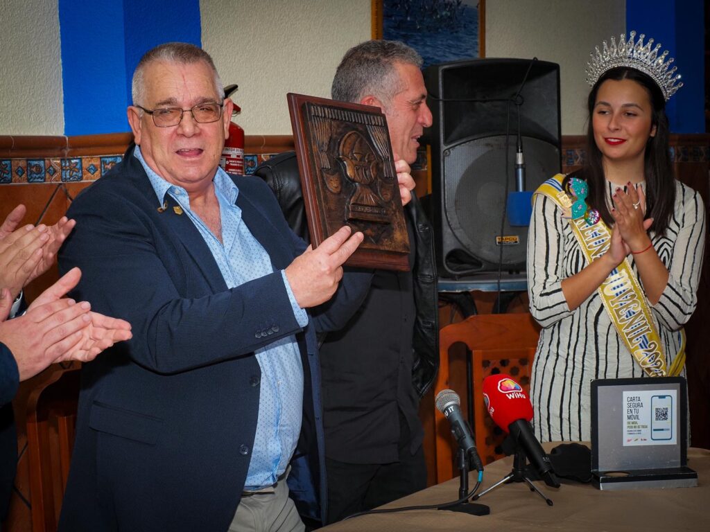 LAS PEÑAS CARNAVALERAS ENTREGARON SUS DISTINCIONES Y RECONOCIMIENTOS DE 2024